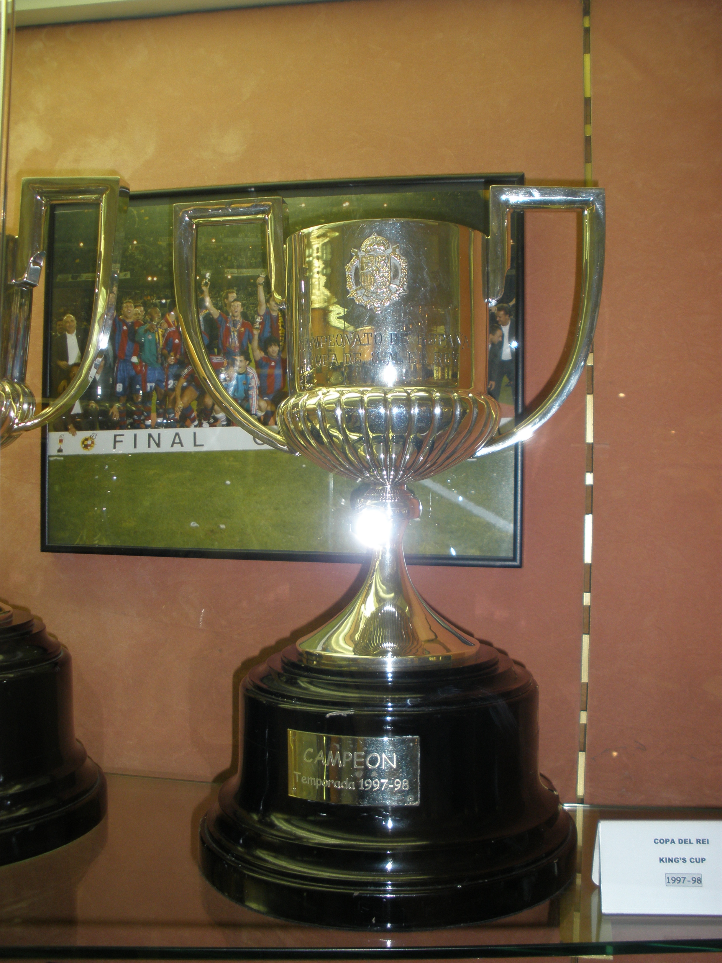 Trofeo histórico de la Copa del Rey expuesto en el museo del FC Barcelona