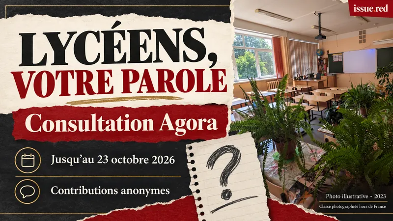 Collage sur la consultation Agora avec une photographie illustrative de salle de classe vide de 2023