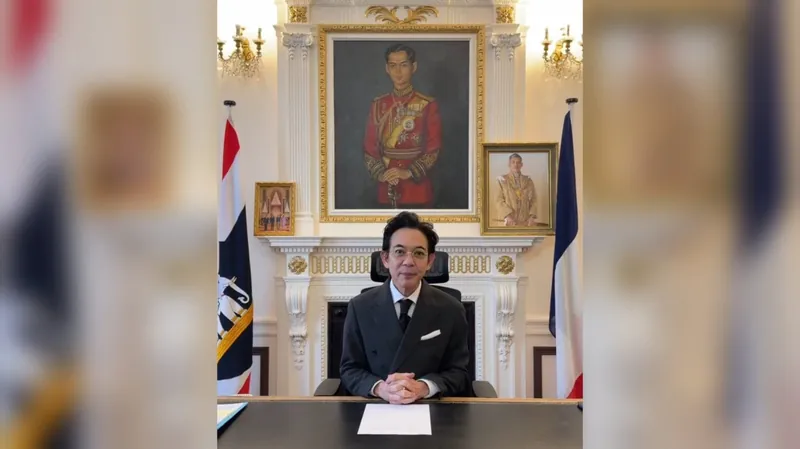เอกอัครราชทูตไทยนั่งให้ข้อมูลที่โต๊ะทำงาน