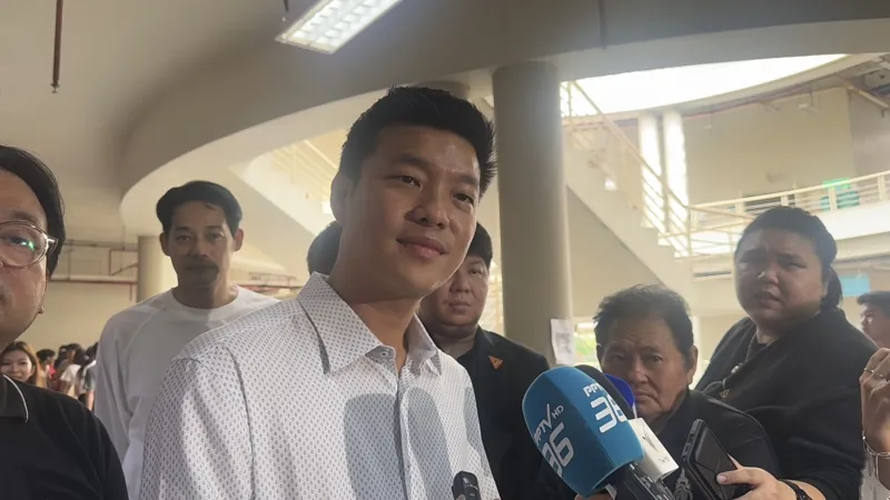 ณัฐพงษ์ เรืองปัญญาวุฒิให้สัมภาษณ์ผู้สื่อข่าวในภาพแนบรายงาน