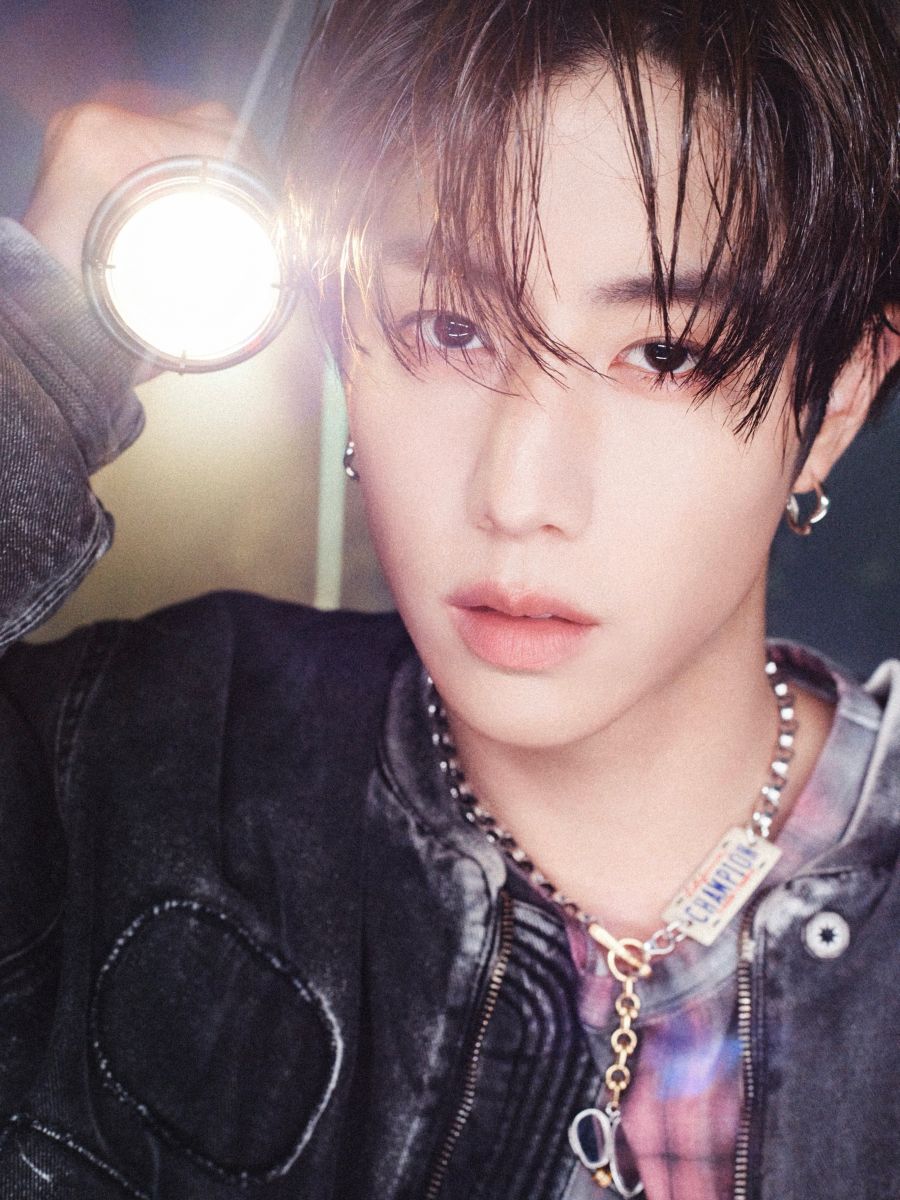 มาร์ค ต้วนถือแสงไฟใกล้ใบหน้าในภาพประชาสัมพันธ์ NIGHTLIGHT