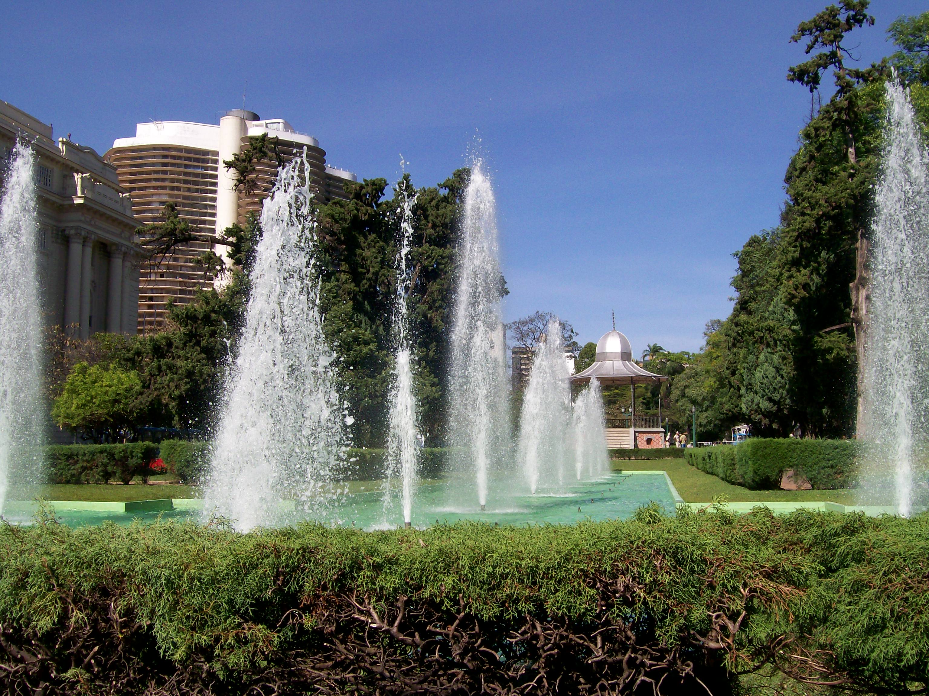 Fonte e coreto na Praça da Liberdade, em Belo Horizonte, em fotografia de arquivo