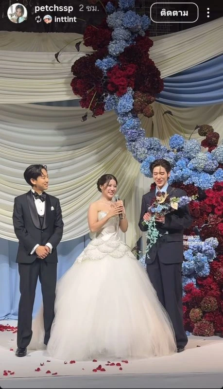 พีพีถือช่อดอกไม้ข้างพี่เพชร เจ้าสาว และเจ้าบ่าวบนเวที