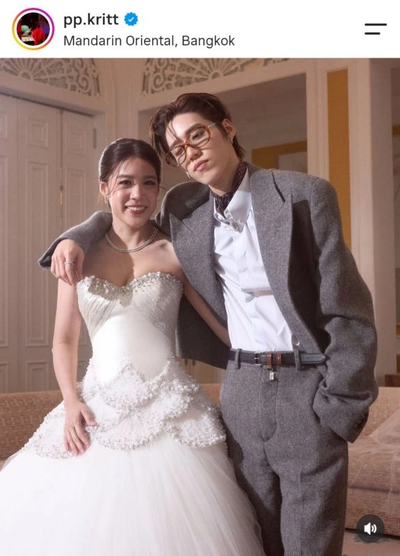 เพชรในชุดเจ้าสาวถ่ายภาพกับพีพีในสูทสีเทา