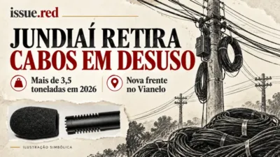 Colagem simbólica de microfone de arquivo, postes desenhados e rolos de cabos